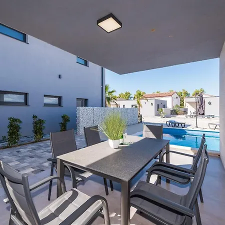 Exclusive Villas & * Vir
