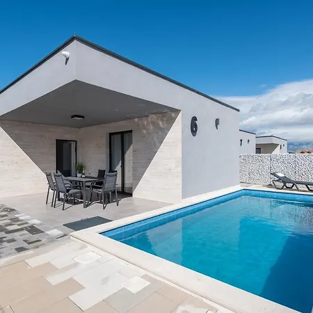 Exclusive Villas & * Vir