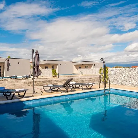 Exclusive Villas & * Vir