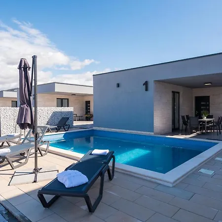 Exclusive Villas & * Vir