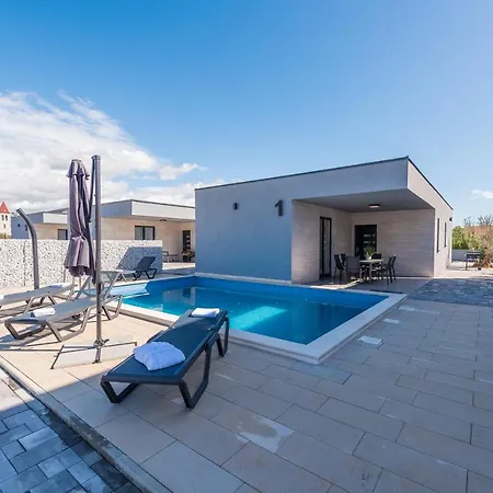 Exclusive Villas & * Vir